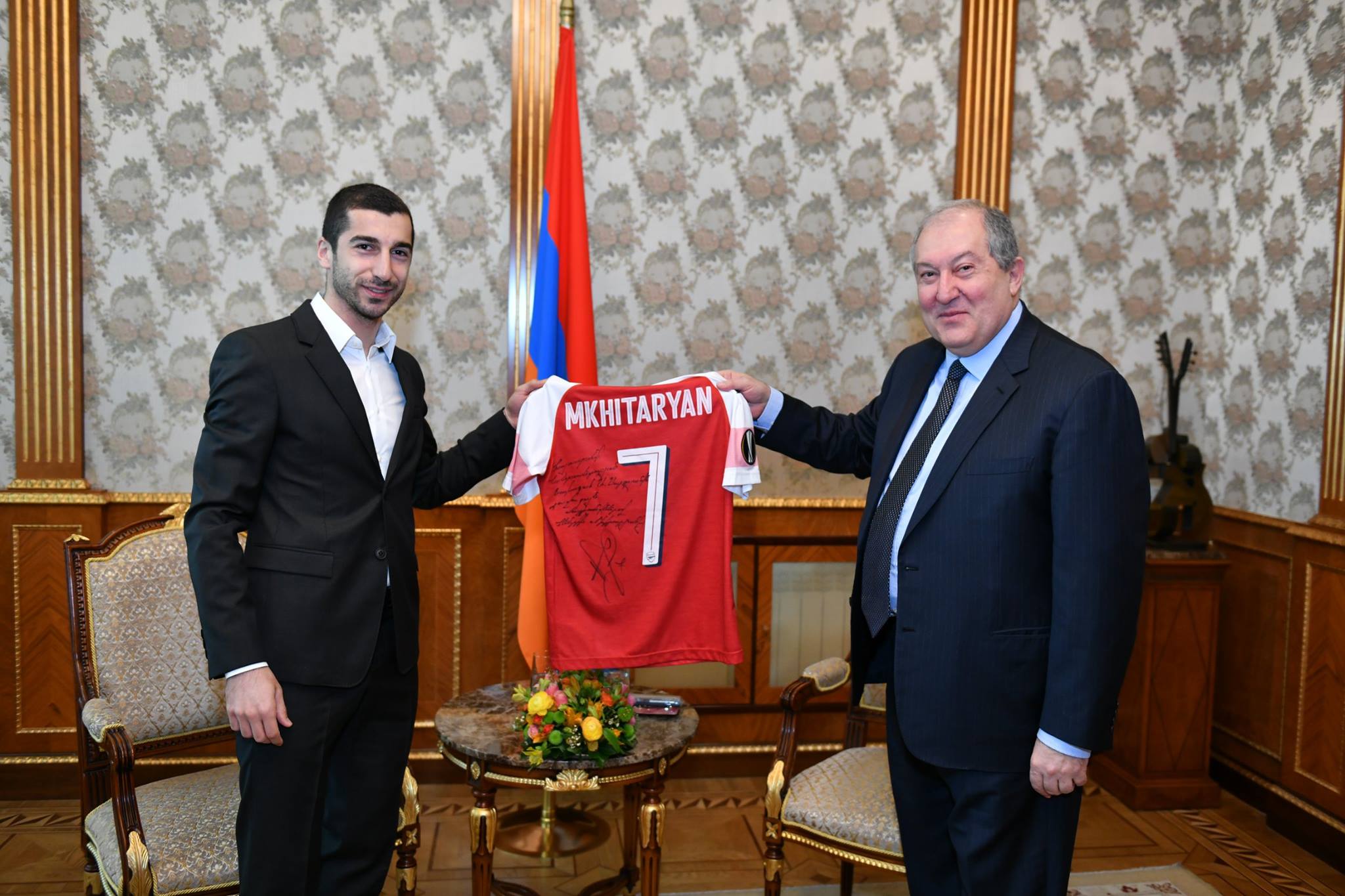 Henrikh Mkhitaryan gave his shirt to President Armen Sarkissian