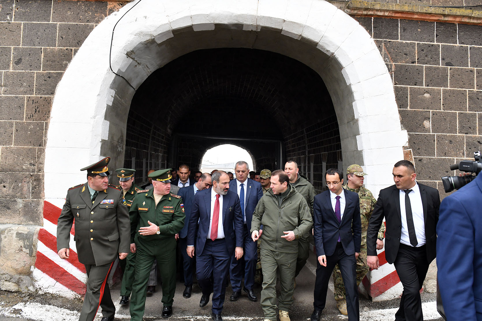 Nikol Pashinyan visits Russian military base N102, city bus station and Shirak airport in Gyumri; PM meets with make-shift shelter dwellers