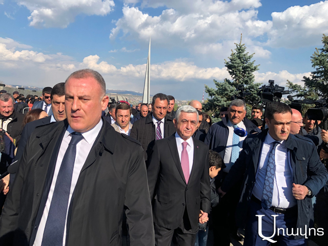 Serzh Sargsyan visits Tsisernakaberd, does not answer any questions