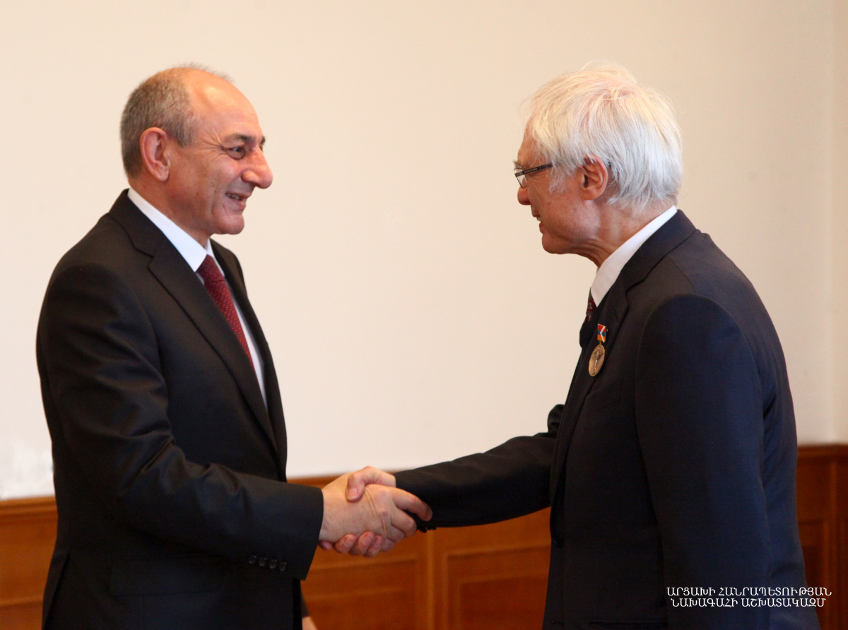 In connection with Tigran Mansouryan’s 80th birthday anniversary Bako Sahakyan handed in the ‘Gratitude’ medal to the prominent composer acknowledging his contribution to the development of culture in Artsakh
