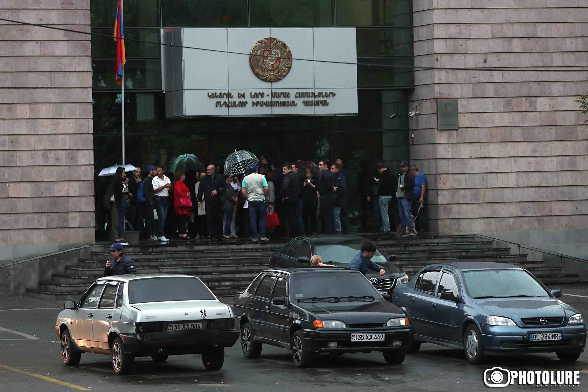 Nikol Pashinyan orders everyone to stop blocking court entrances