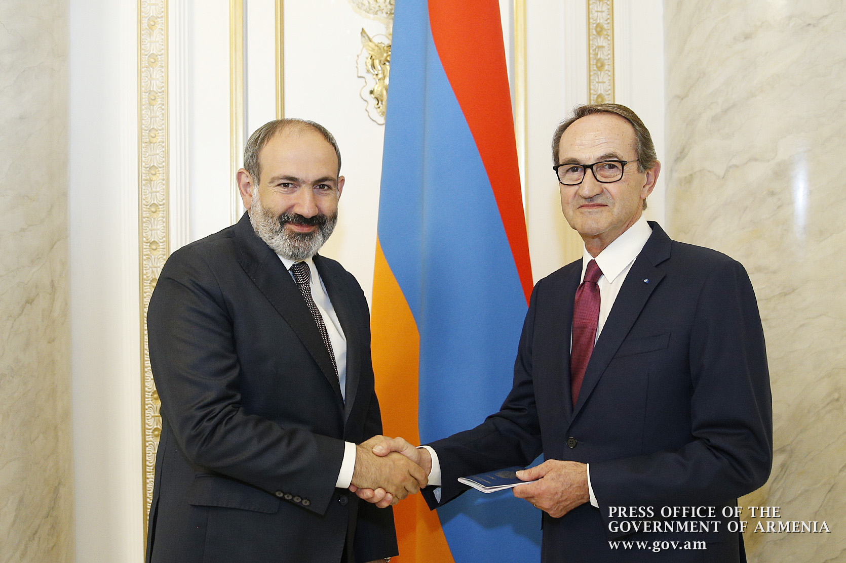 PM Pashinyan hands Armenian Citizen’s Passport to René Rouquet
