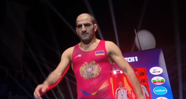 Artur Shahinyan defeats his teammate and wins a gold medal