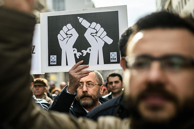 CRJ: Turkish court orders service providers to block access to news sites
