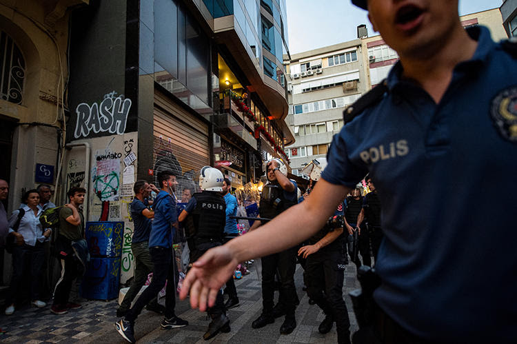 CPJ. At least 7 journalists arrested throughout Turkey