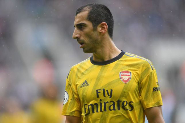 Arsenal playmaker Henrikh Mkhitaryan subject of late transfer move from Roma in loan deal