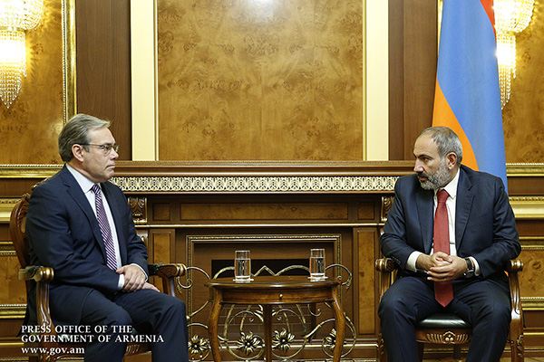 Pashinyan pictured with Interim President and Director General of Lydian International Edward Sellers (September 6, 2019)