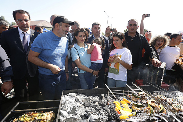 PM joins his family to attend opening of fish festival on Sevan Peninsula