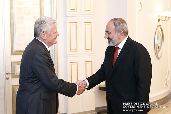 PM Nikol Pashinyan meets with former German President Joachim Gauck