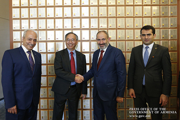 Nikol Pashinyan meets with Synopsys executives to discuss cooperation prospects