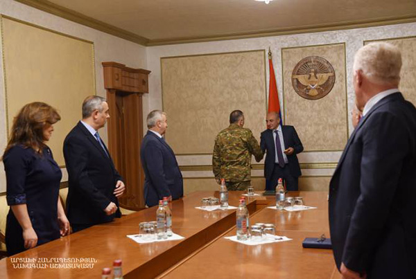 Artsakh’s Defense Army Commander bestowed with military rank of lieutenant-general