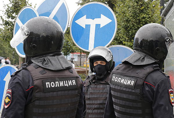 Russian police raid home of journalist Aleksandr Nikishin