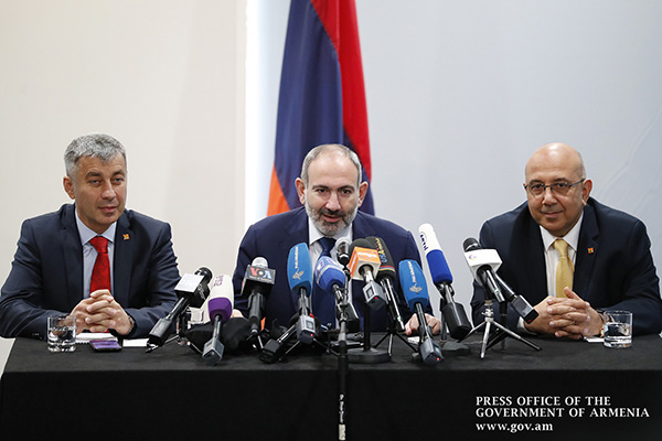 Nikol Pashinyan holds press conference in Los Angeles
