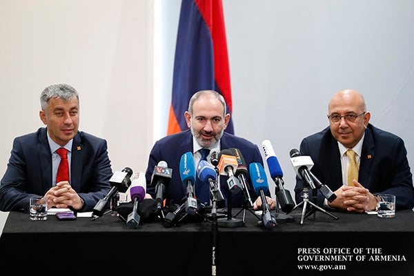 Nikol Pashinyan holds press conference in Los Angeles