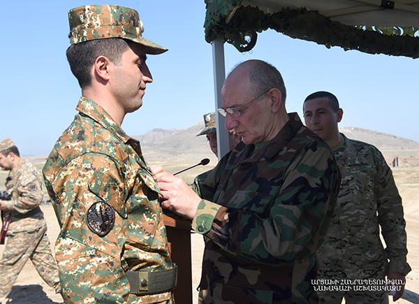 Bako Sahakyan handed in state awards to a group of servicemen for personal bravery and courage shown during the defense of the Artsakh Republic