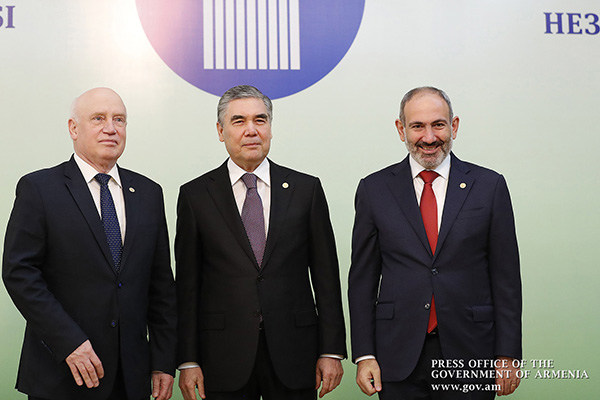 PM Nikol Pashinyan meets with Turkmenistan President Gurbanguly Berdimuhamedow