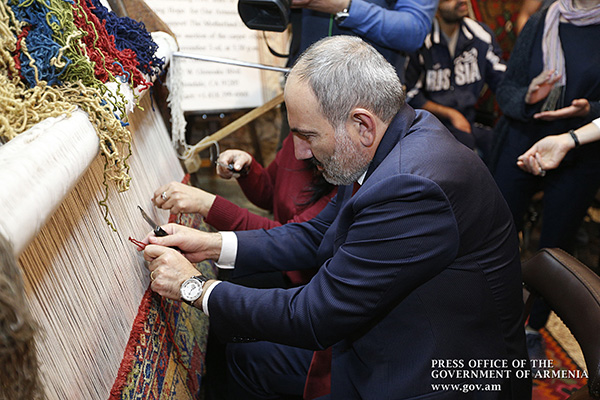 PM Pashinyan and his spouse join “Armenian Universe” carpet weaving initiative of wounded soldiers