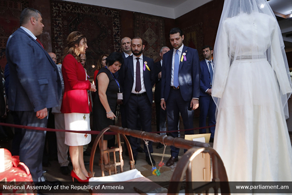 RA NA President Ararat Mirzoyan takes part in Echmiadzin Day Celebrations