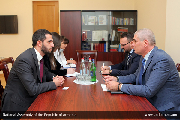 Ruben Rubinyan receives Ambassador Extraordinary and Plenipotentiary of Romania to RA