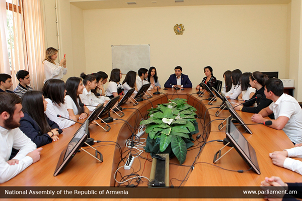 Schoolchildren and pedagogues get acquainted with parliamentary everyday life