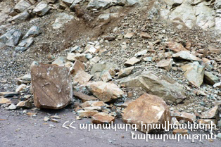 The rescuers removed the fallen stones from the roadway