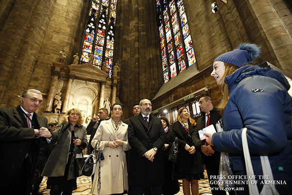 Nikol Pashinyan, Anna Hakobyan visit Catholic Cathedral in Milan