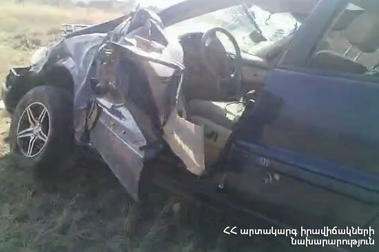 “Mercedes-Benz ML 320” turned over onto its side