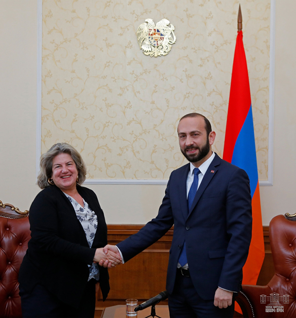 Ararat Mirzoyan has a farewell meeting with Ambassador of Greece to Armenia