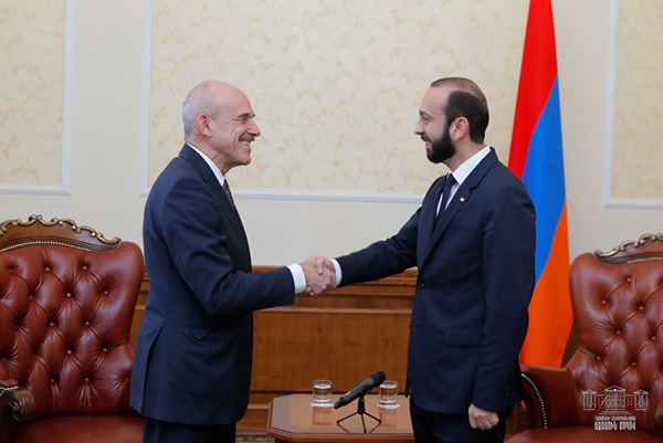 Ararat Mirzoyan receives Ambassador of Federal Republic of Germany Michael Banzhaf