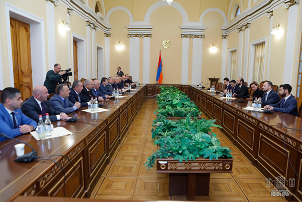 Ararat Mirzoyan receives delegation led by leader of the Free Motherland Party of Artsakh Arayik Harutyunyan