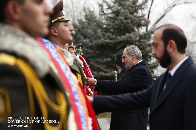 PM visits Yerablur Military Pantheon