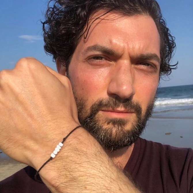David Alpay with his Hokistrings bracelet (Photo courtesy of Instagram)
