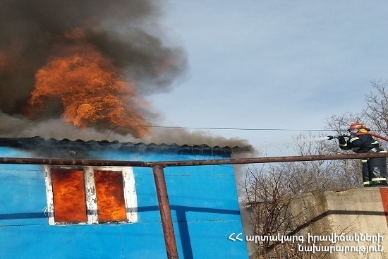 70 square meters of the roof of the house, wooden walls and a kitchen cabinet were burnt