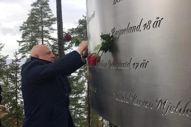 PA President George Tsereteli places a rose at the name of Tamta Liparteliani, a Georgian victim of the 22 July 2011 terror attack on the island of Utøya, 14 January 2020