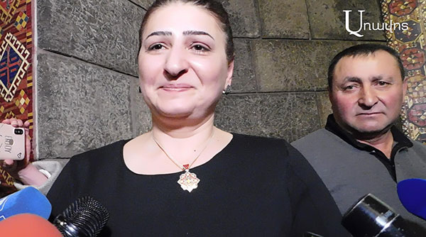 Armenak Urfanyan’s mother asks Nikol Pashinyan whether or not her son is a hero, Pashinyan promises to review decision of giving him the title