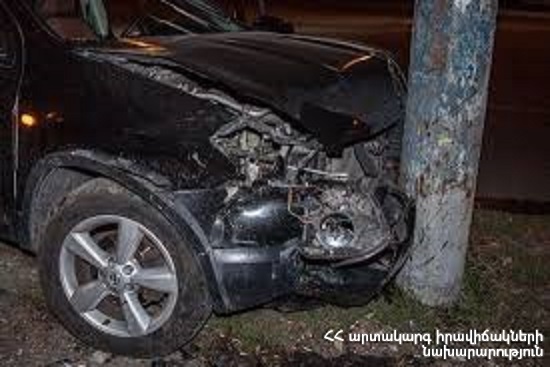 “Hyundai Accent” car collided with an exterior lighting pole