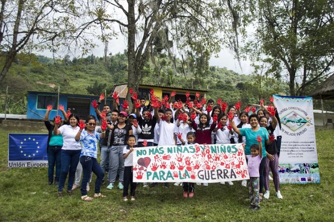 Children beneficiaries of an EU-supported project to reintegrate child soldiers in Colombia.