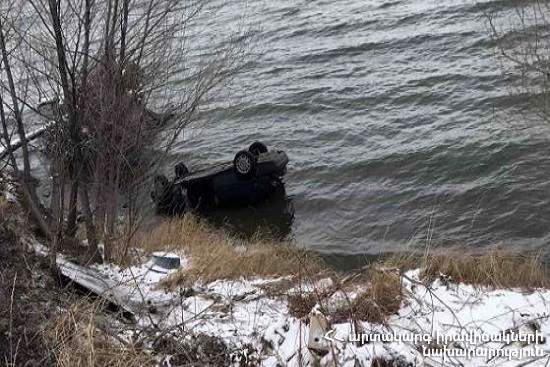 Water rescuers pulled a car fallen into Lake Sevan