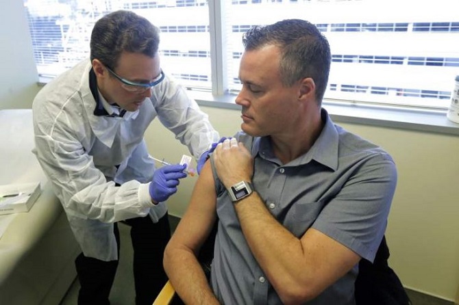 US researchers give first shot to coronavirus vaccine