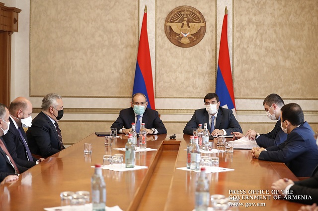 Nikol Pashinyan, Arayik Haroutunyan discuss economic development and cooperation-related issues with banking system representatives