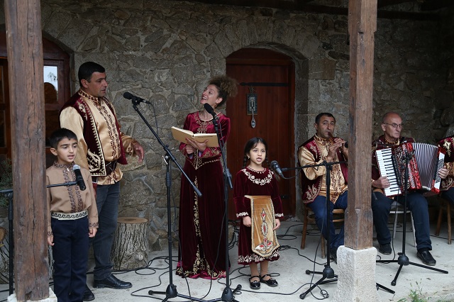 Alin Demirdjian performing with members of the Hadrut Art College and Folk Ensemble, September 2019