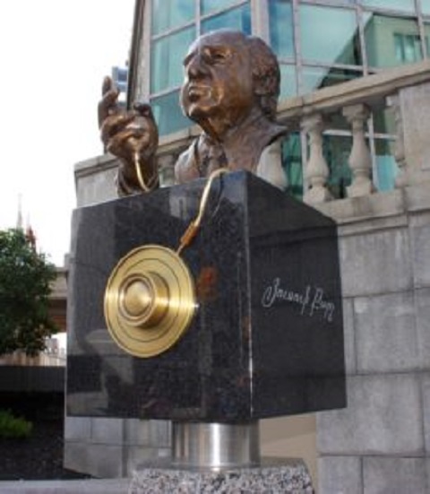 Yousuf Karsh statue in Ottawa