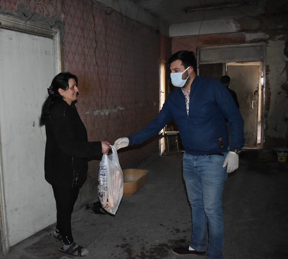 A volunteer delivers fresh-baked bread from Aregak Bakery during COVID-19 locldown