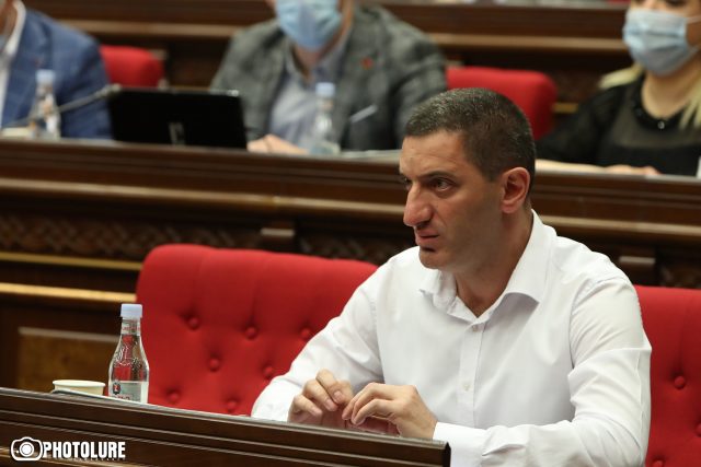 Gevorg Petrosyan given warning for not wearing mask, Tigran Urikhanyan does not agree with wearing masks by the podium