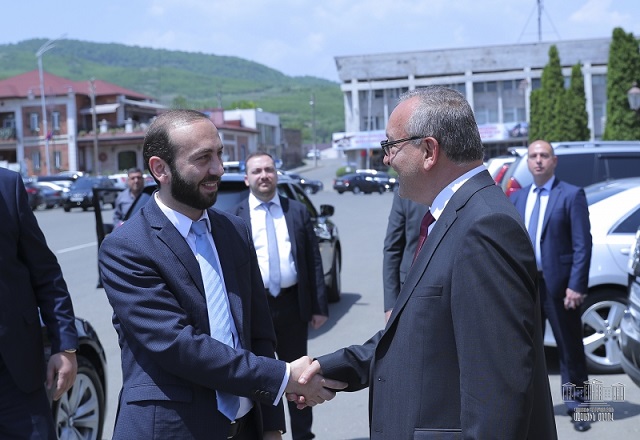 Ararat Mirzoyan meets with newly elected NA Speaker of Artsakh Artur Tovmasyan in Stepanakert