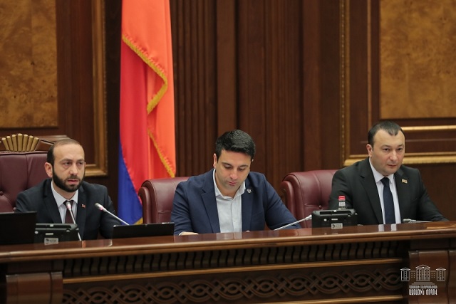Speaking about the debates over the prices of the masks, Ararat Mirzoyan opined that the Government should take abrupt measures for regulating the prices and fixing limits