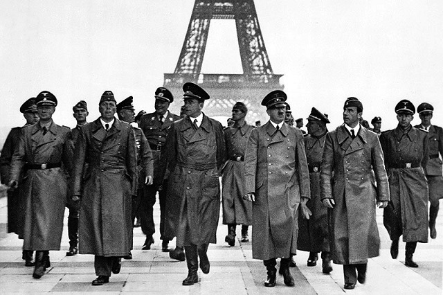 Adolf Hitler and his entourage visiting the Eiffel Tower in Paris on June 23, 1940, following the occupation of France by the Nazis (Photo: Wikimedia Commons/German Federal Archives)