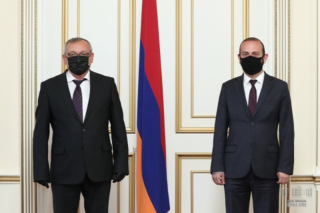 Ararat Mirzoyan receives his Artsakh colleague in Yerevan