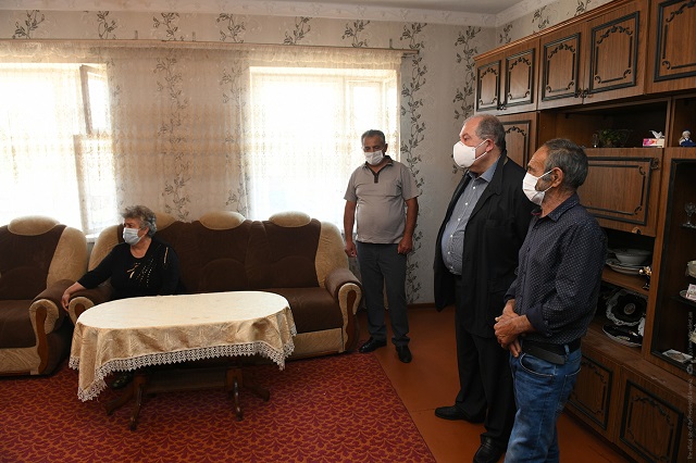 President Armen Sarkissian visited the family of Sos Elbakian who was killed during the military actions recently unleashed by Azerbaijan: I bow to his eternal memory