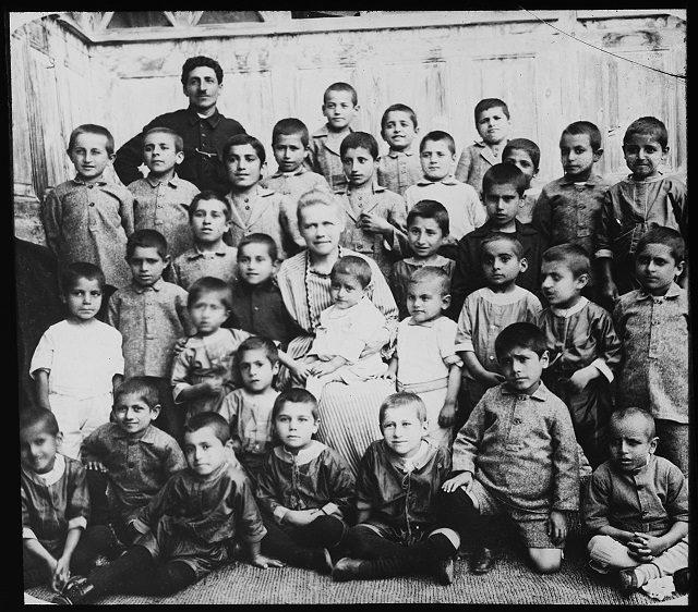 Biørn with children in Alexandropol (Photo: Wikimedia Commons)